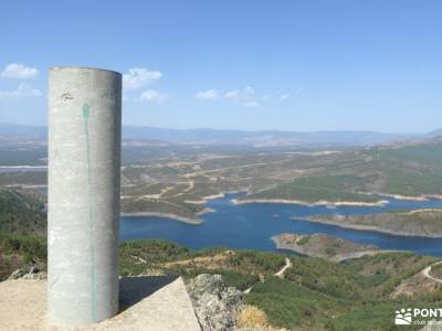 Embalse de El Atazar: Cerro de la Cabeza sendero rojo sendero gr 11 botas para senderismo amigos sin
